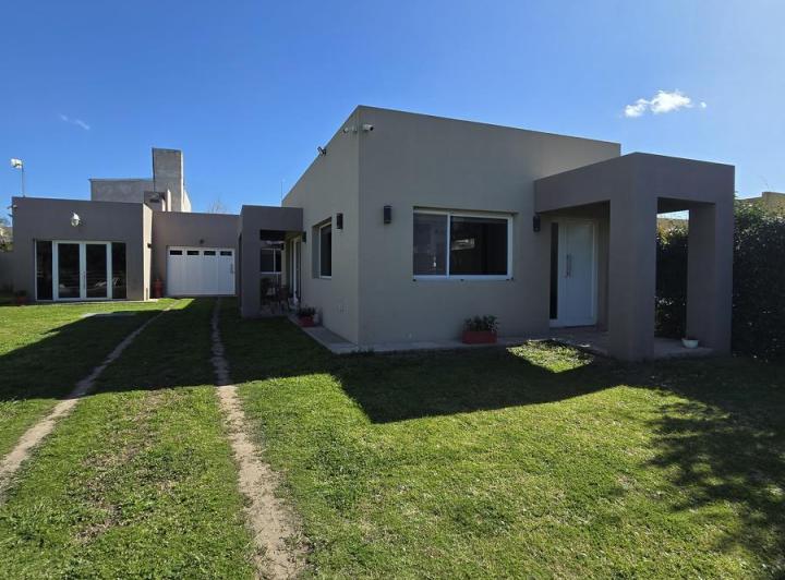 Casa · 580m² · 4 Ambientes · 1 Cochera