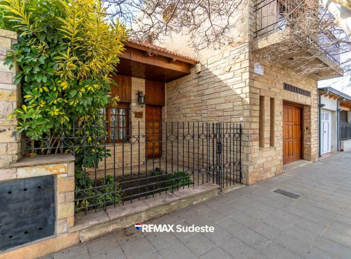 Casa · 220m² · 4 Ambientes · 1 Cochera