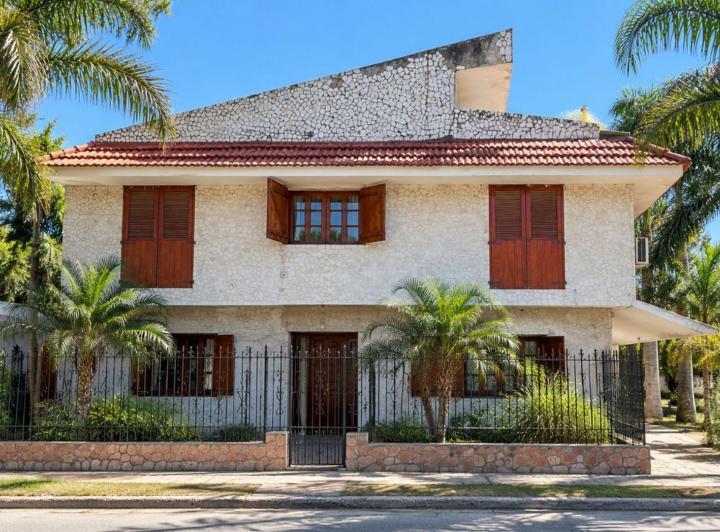 Casa · 270m² · 6 Ambientes · 1 Cochera