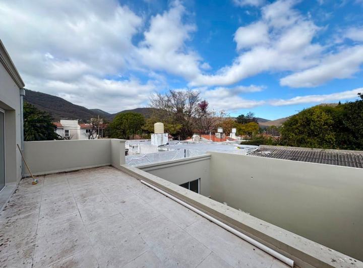 Casa · 240m² · 7 Ambientes · 1 Cochera