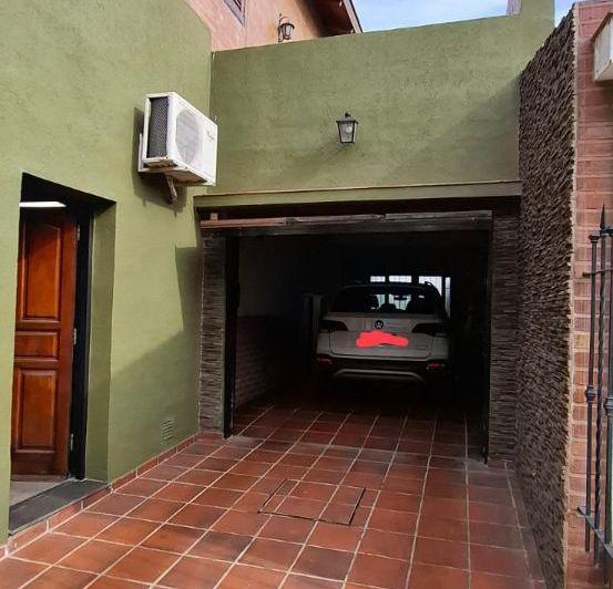 Casa · 246m² · 9 Ambientes · 1 Cochera