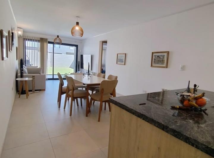 Casa · 100m² · 5 Ambientes · 2 Cocheras