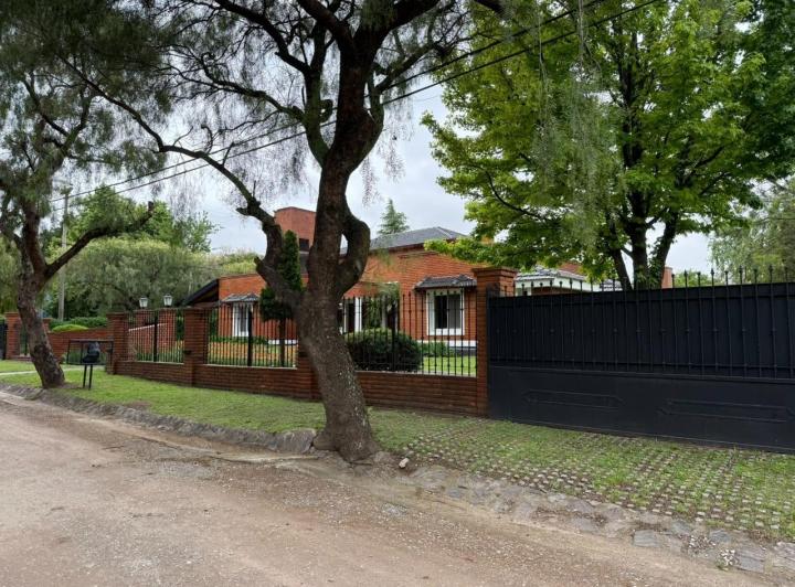 Casa · 375m² · 4 Ambientes · 2 Cocheras