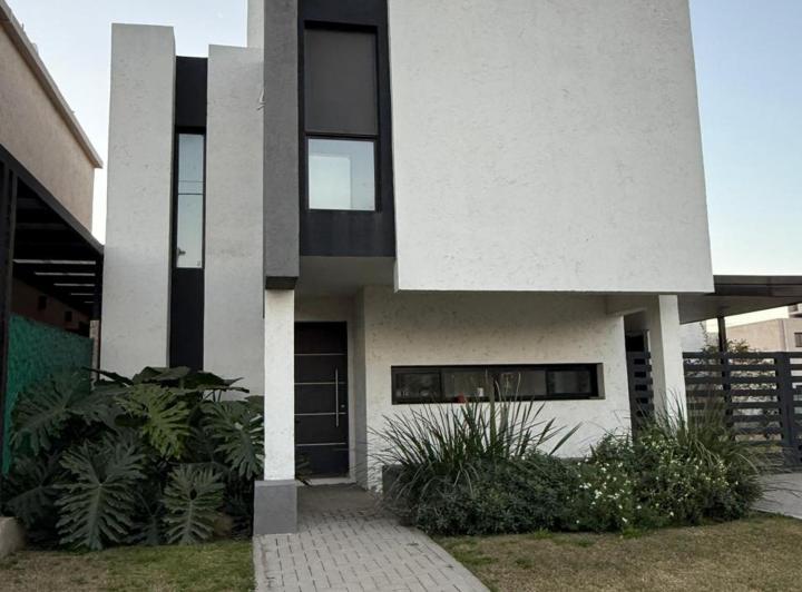 Casa · 160m² · 7 Ambientes · 2 Cocheras