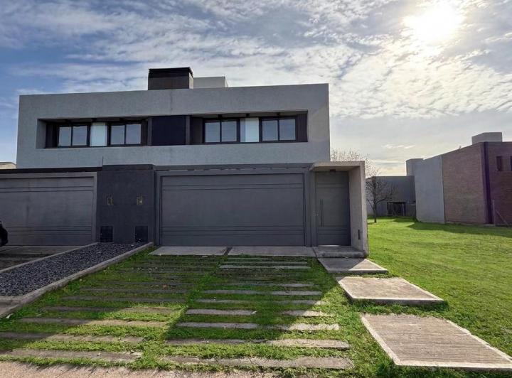 Casa · 150m² · 4 Ambientes · 2 Cocheras