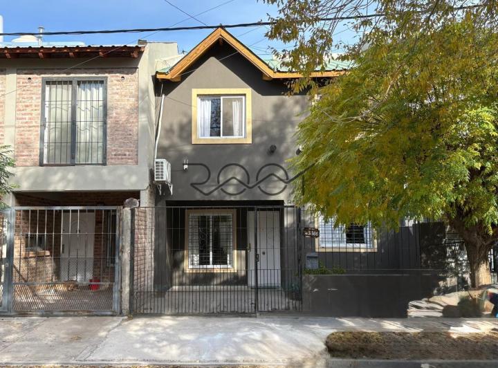 Casa · 90m² · 5 Ambientes · 1 Cochera