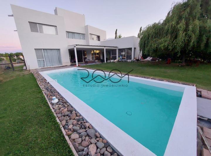 Casa · 418m² · 8 Ambientes · 2 Cocheras