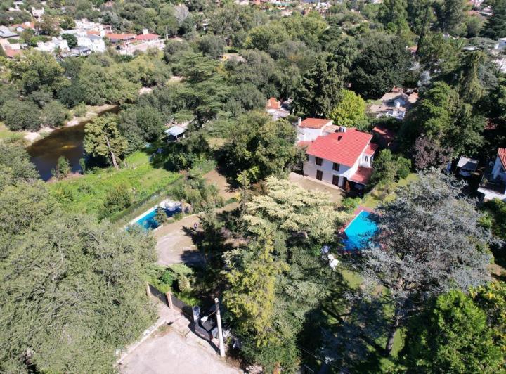 Casa · 250m² · 6 Ambientes · 2 Cocheras
