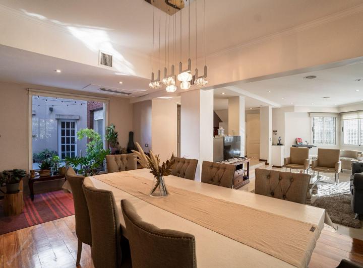 Casa · 215m² · 4 Ambientes · 2 Cocheras