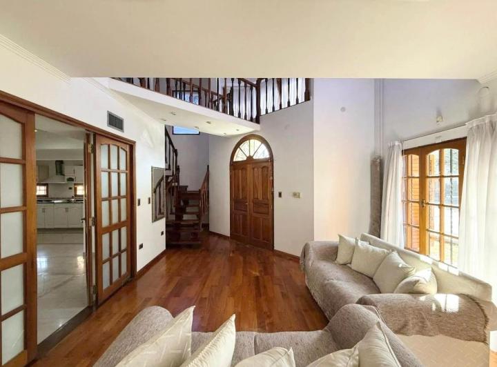 Casa · 300m² · 5 Ambientes · 3 Cocheras
