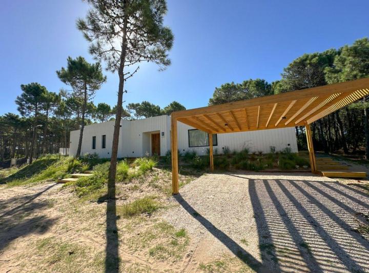 Casa · 180m² · 4 Ambientes · 2 Cocheras