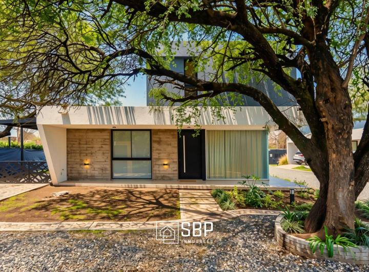 Casa · 236m² · 6 Ambientes · 2 Cocheras