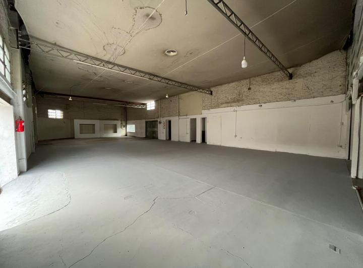 Bodega-Galpón · 400m² · 3 Ambientes · 4 Cocheras