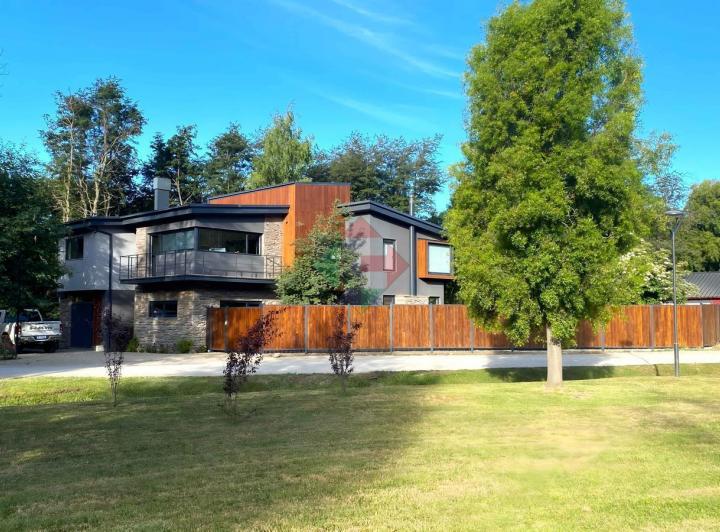 Casa · 243m² · 7 Ambientes · 1 Cochera