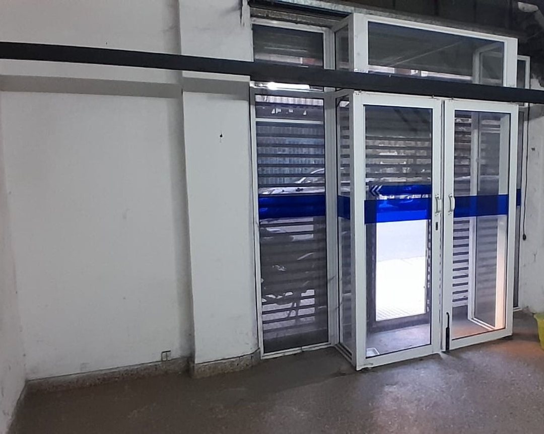VENTA DE LOCAL EN MONSERRAT CON GRAN SÓTANO