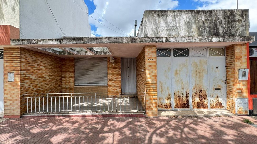 VENTA/CASA/2 DORMITORIOS/COCHERA/PATIO.