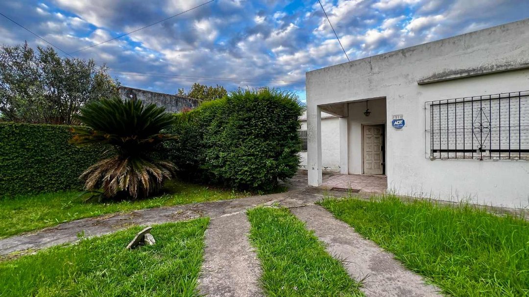 CASA 3 AMBIENTES EN VENTA EN LONGCHAMPS