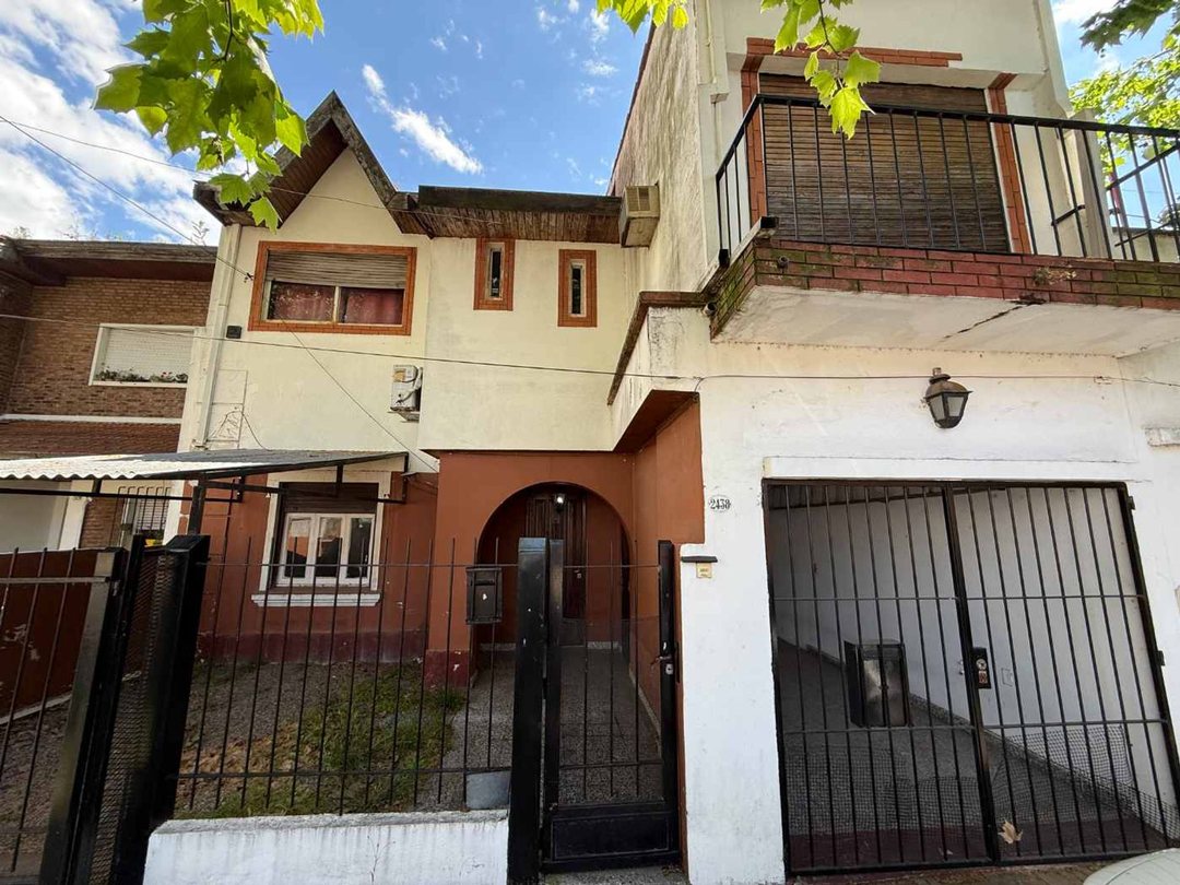 CASA 6 AMB. CON COCHERA/PATIO EN MUNRO OPORTUNIDAD