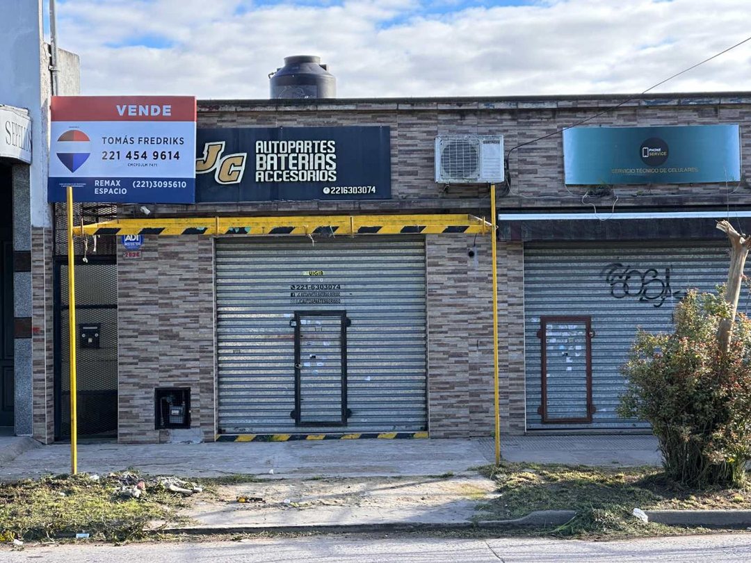 Casa en venta con 2 locales al frente APTA BANCO