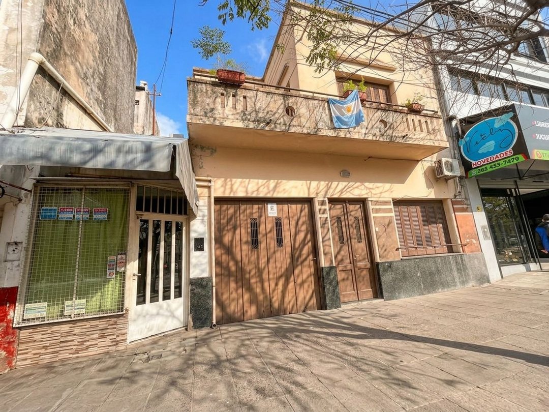 VENTA  CASA con PATIO, GARAGE y LOCAL- CENTRO