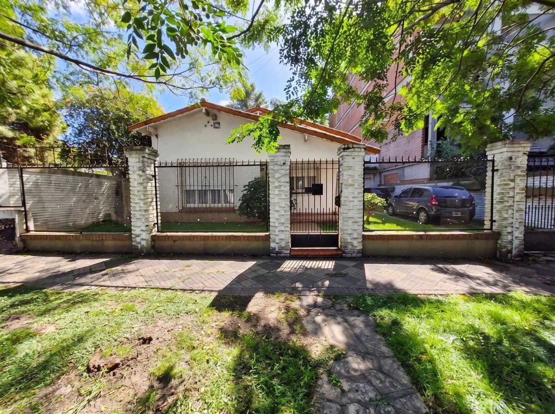 CASA EN VENTA 4 AMBIENTES CON PILETA Y JARDIN