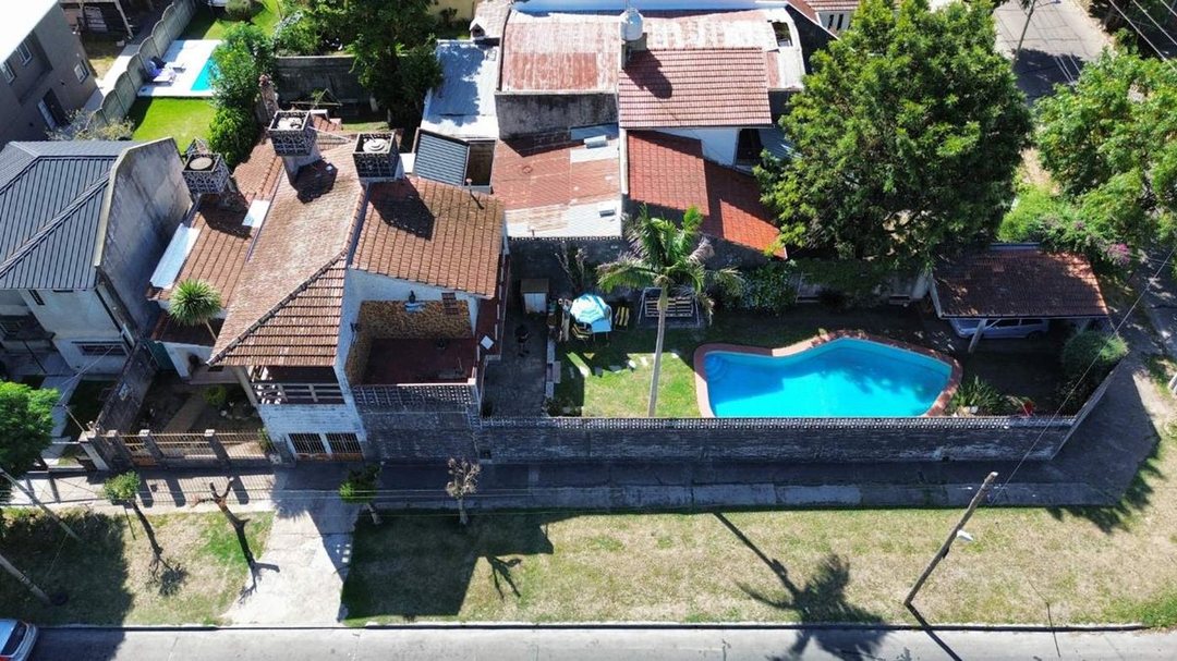 CASA 4 AMBIENTES EN VENTA MONTE GRANDE CON PILETA