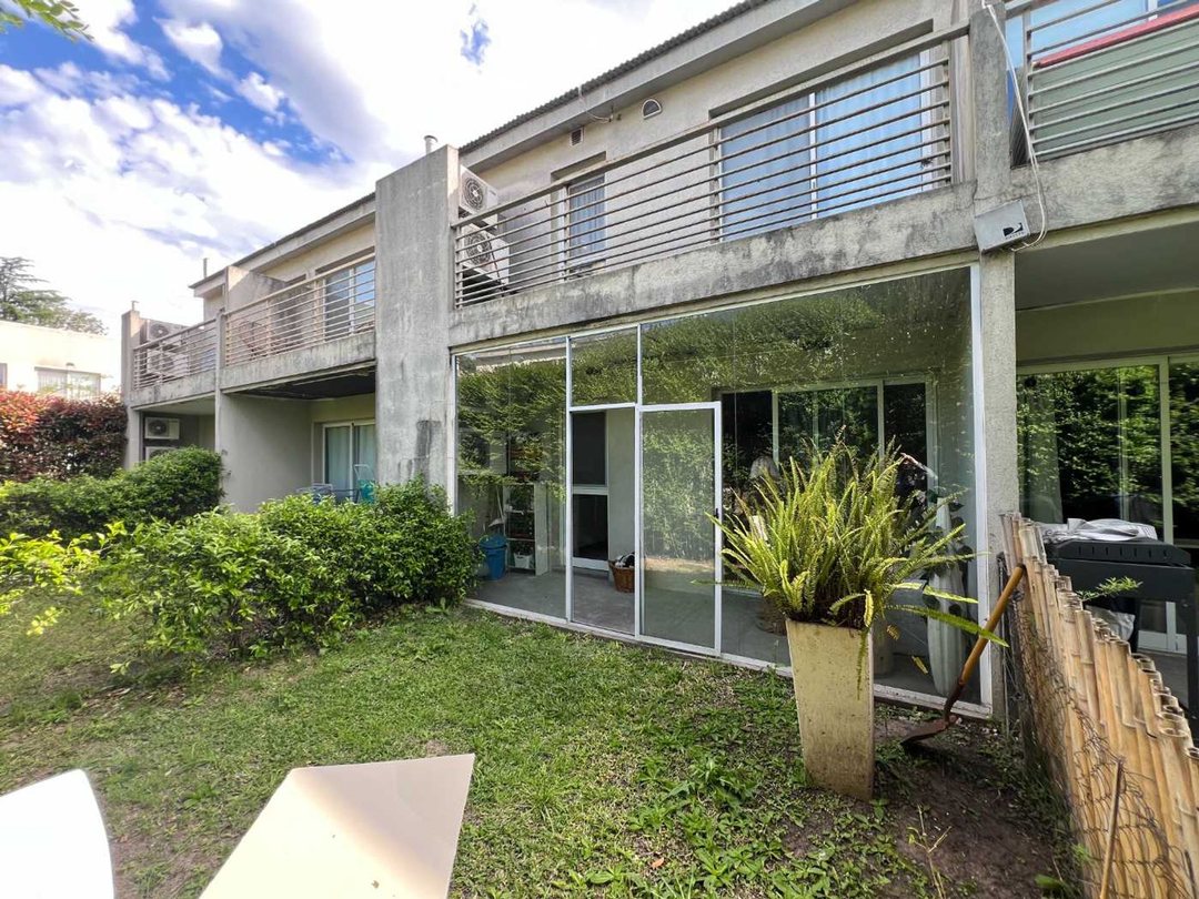 VENTA 2 AMB CON JARDÍN Y PILETA COMÚN EN PILAR