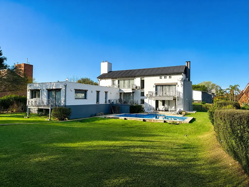 Venta Exclusiva Casa con Fondo Al Golf en Lomas de La Carolina | 1.711 m² de Terreno