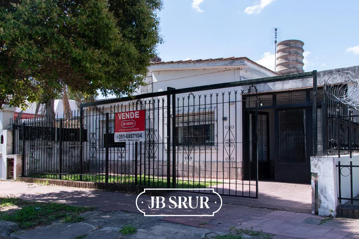 Casa en venta para reciclar en Parque Velez Sarsfield de 3 dormitorios