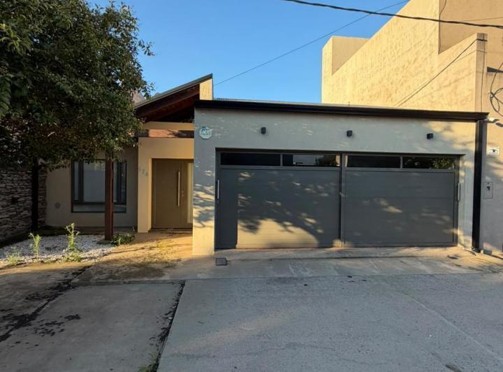 Casa · 200m² · 2 Dormitorios · 2 Cocheras
