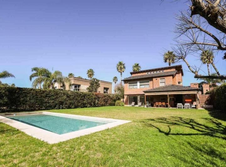 Casa · 312m² · 5 Ambientes · 2 Cocheras