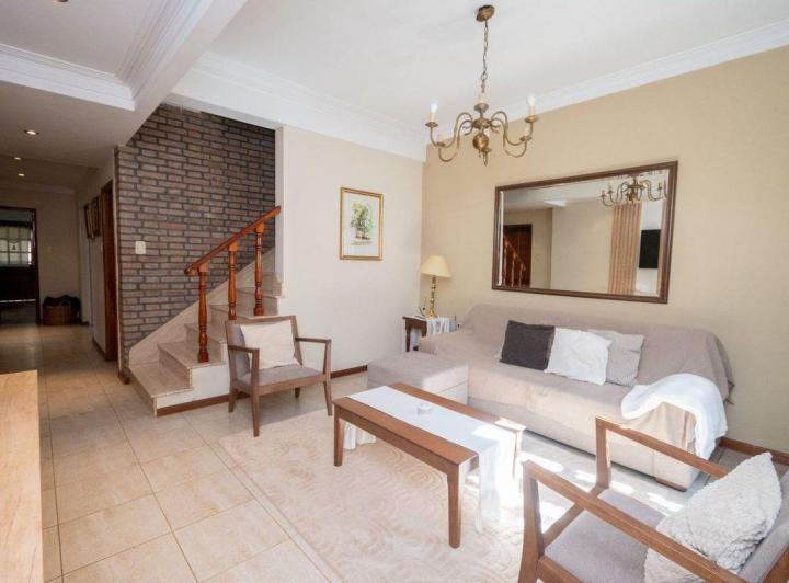 Casa · 203m² · 5 Ambientes · 2 Cocheras