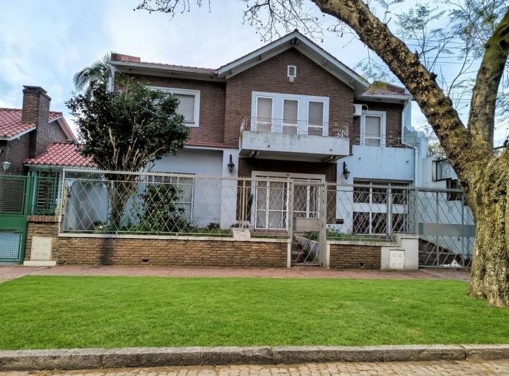 Casa · 220m² · 6 Ambientes · 1 Cochera