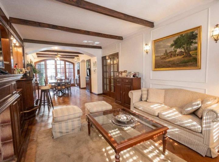Casa · 319m² · 7 Ambientes · 1 Cochera