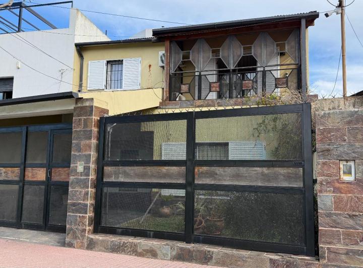 Casa · 250m² · 6 Ambientes · 1 Cochera