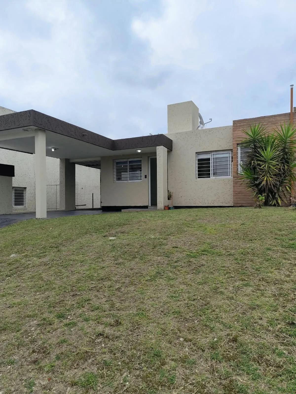 Se ALQUILA dúplex 3 dorm en "Los Algarrobos"