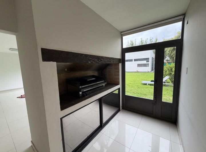 Casa · 1350m² · 8 Ambientes · 2 Cocheras