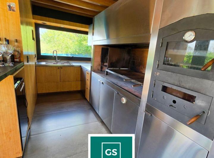 Casa · 242m² · 7 Ambientes · 2 Cocheras
