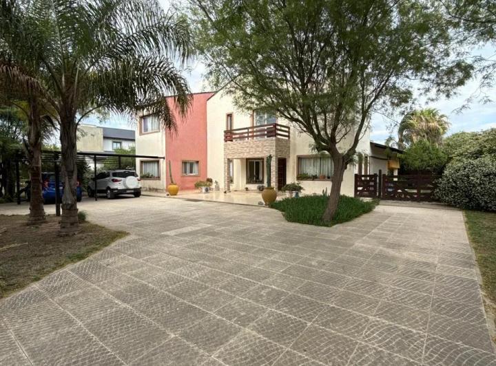 Casa · 323m² · 6 Ambientes · 2 Cocheras
