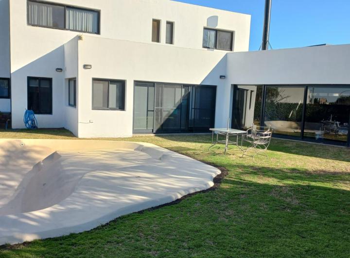 Casa · 400m² · 6 Ambientes · 2 Cocheras