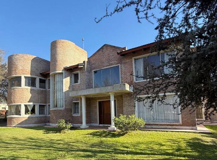 Casa · 325m² · 6 Ambientes