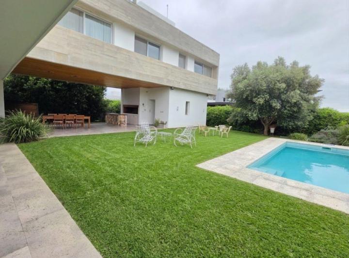 Casa · 451m² · 9 Ambientes · 2 Cocheras