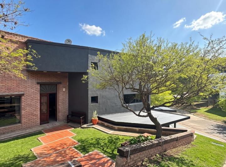 Casa · 400m² · 4 Ambientes · 2 Cocheras