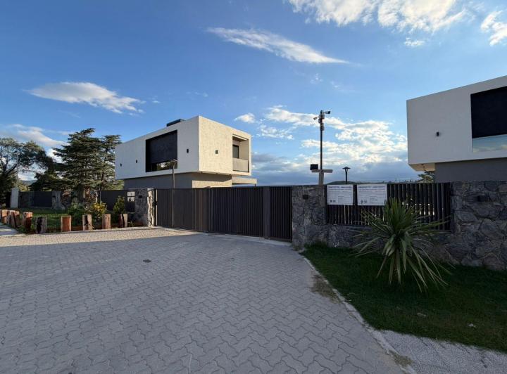 Casa · 157m² · 5 Ambientes · 2 Cocheras
