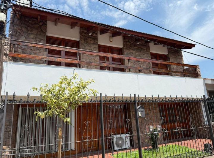 Casa · 245m² · 9 Ambientes · 1 Cochera