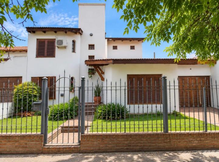 Casa · 185m² · 6 Ambientes · 2 Cocheras