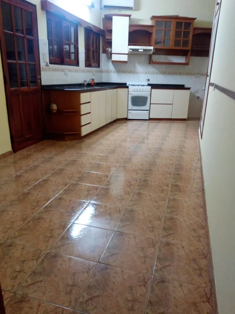 ALQUILO CASA ALTA CBA, PB, 2 DORM, C/COMEDOR, COHERA, PATIO, QUINCHO, A/A. CALEFACTORES, EXCELENTE ESTADO.