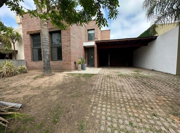 Casa · 245m² · 3 Ambientes · 2 Cocheras