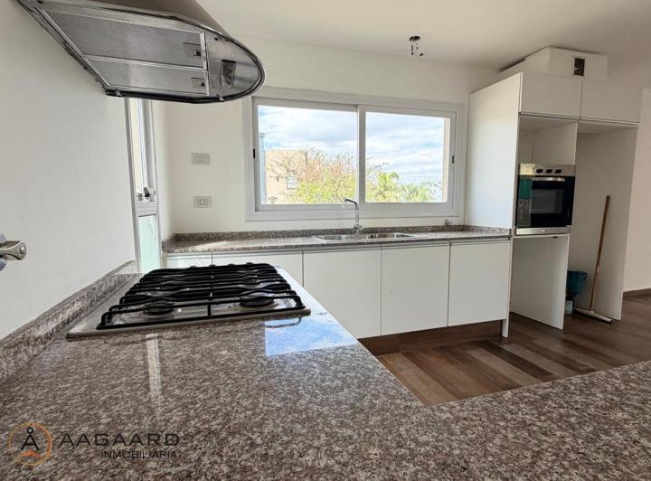 Casa · 250m² · 5 Ambientes · 2 Cocheras