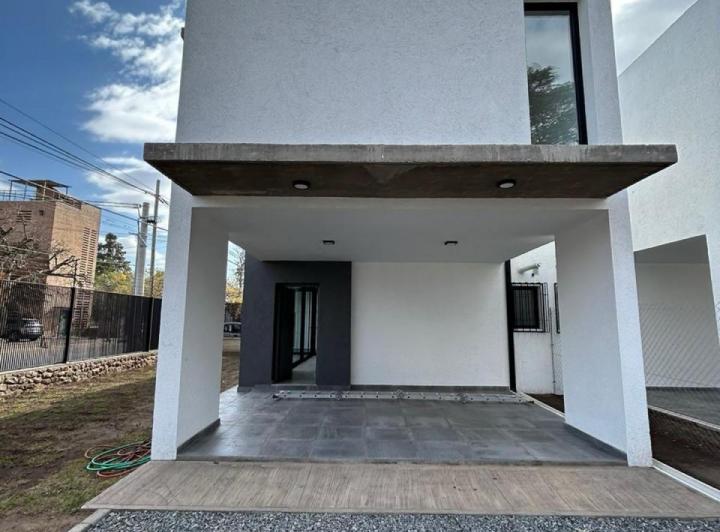 Casa · 160m² · 3 Dormitorios · 2 Cocheras
